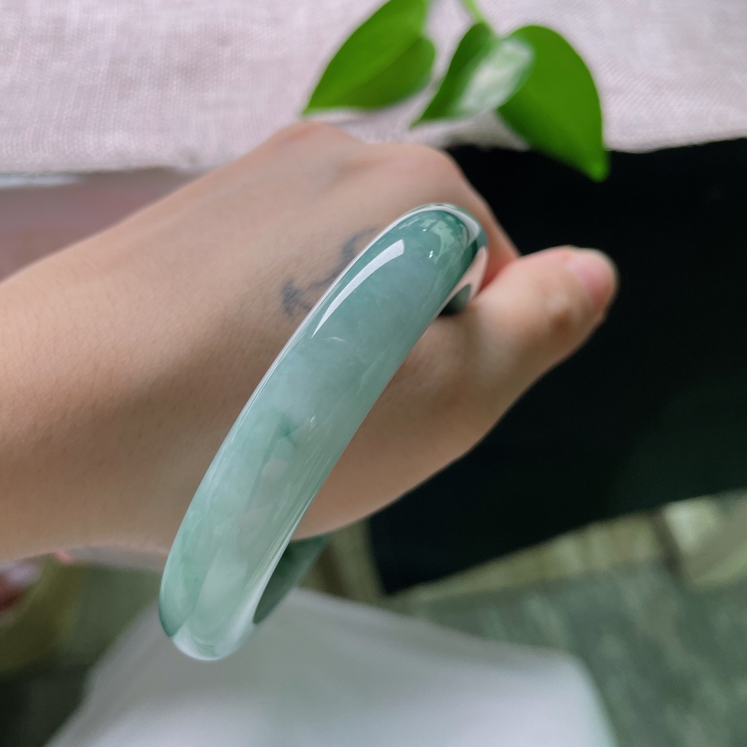 58/12/9.0，飘花正圈，无裂，底色清柔，飘花水墨写意弥散，玉质莹润，自带低调疏离质感。ss59342a