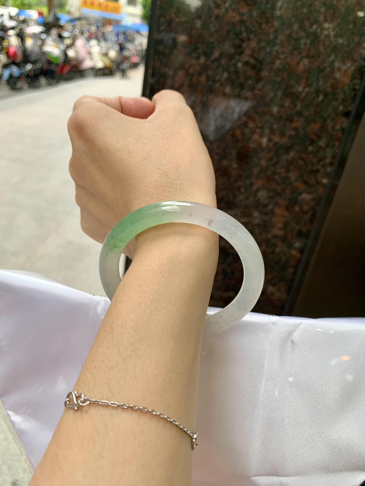 冰飘绿美人条 53.5-8.4-8.3 0711-04X514 打灯细纹，不影响，底妆水透胶润，带小矿点，简约却充满灵气，一节晴绿点缀，清新如芽，宛若自然的画卷凝结于腕间，静中带动，韵味悠长