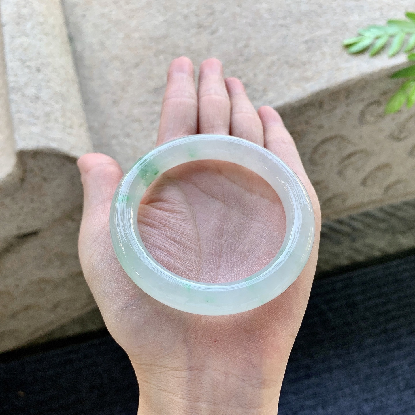 圆条51 52 圈口52.2/9.4/9.5 编码C5092629 糯冰飘花，水润，种老，细腻，有纹线
