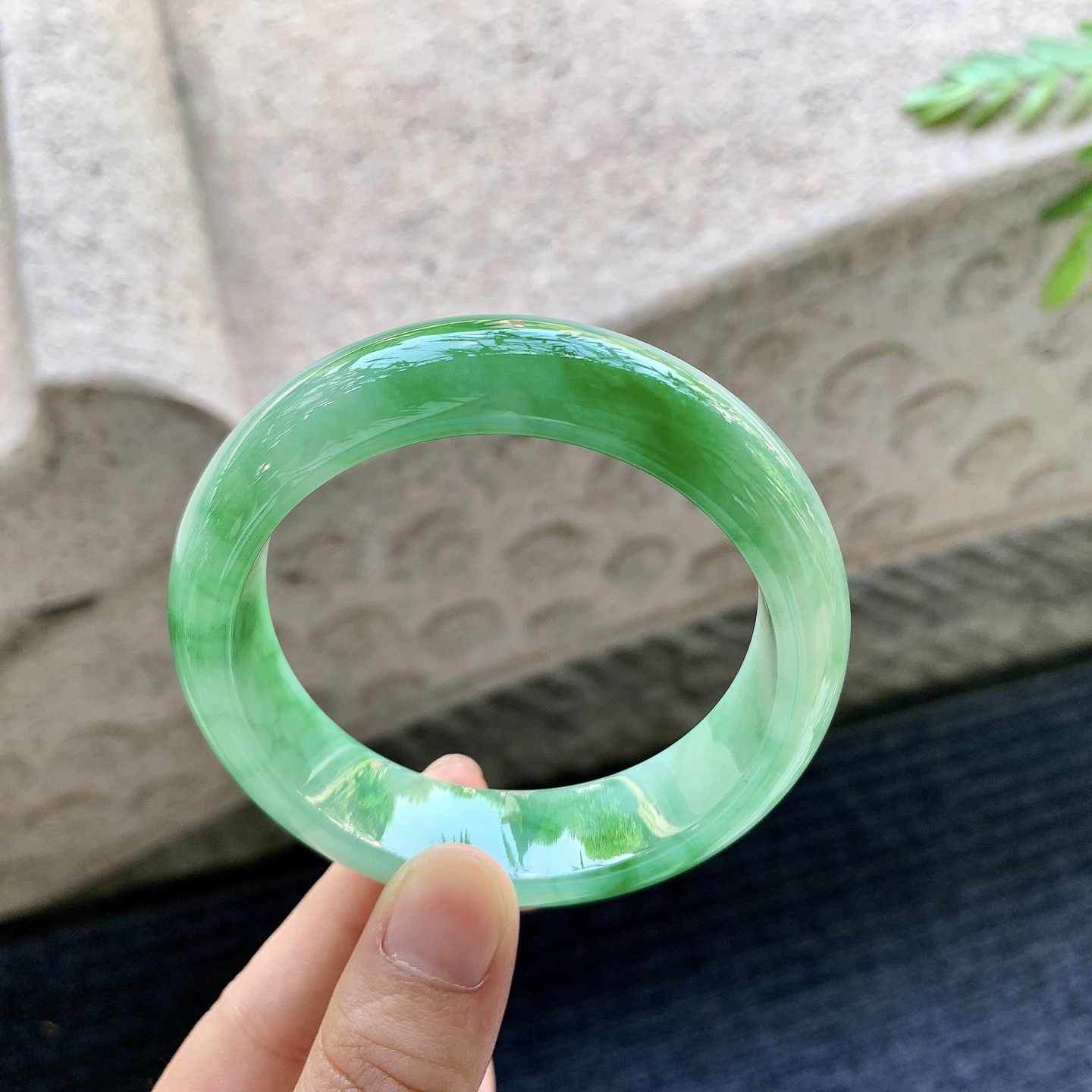 正圈55 56 圈口56/16/8.6 编码W6092617 冰糯飘辣绿，宽版，水润，种老，细腻，打灯有棉纹