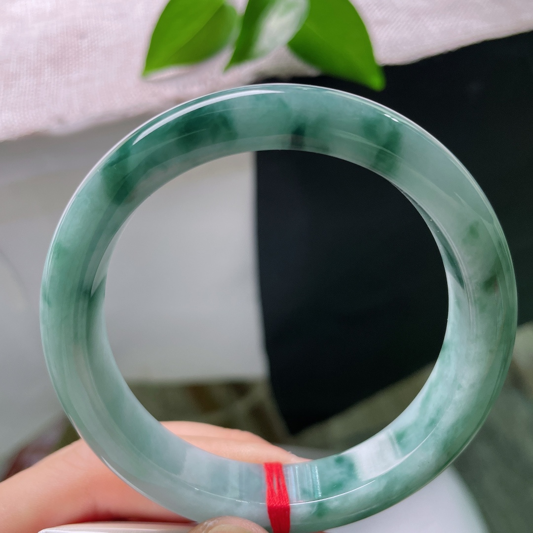 58/12/9.0，飘花正圈，无裂，底色清柔，飘花水墨写意弥散，玉质莹润，自带低调疏离质感。ss59