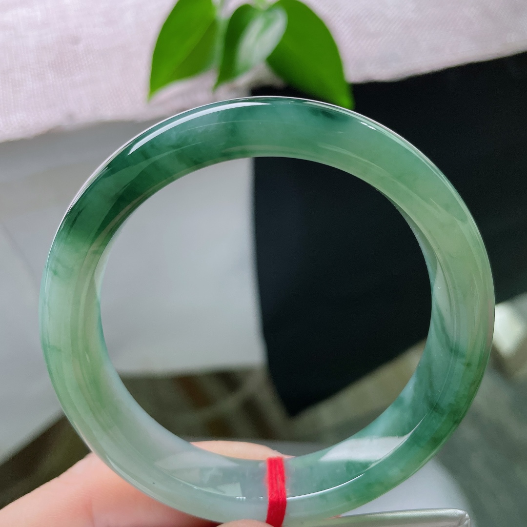 58.8/12.3/8.6，飘花正圈，无裂，冰底清润通透莹亮，墨绿飘花如水墨晕染镯身，山水意境悠悠，