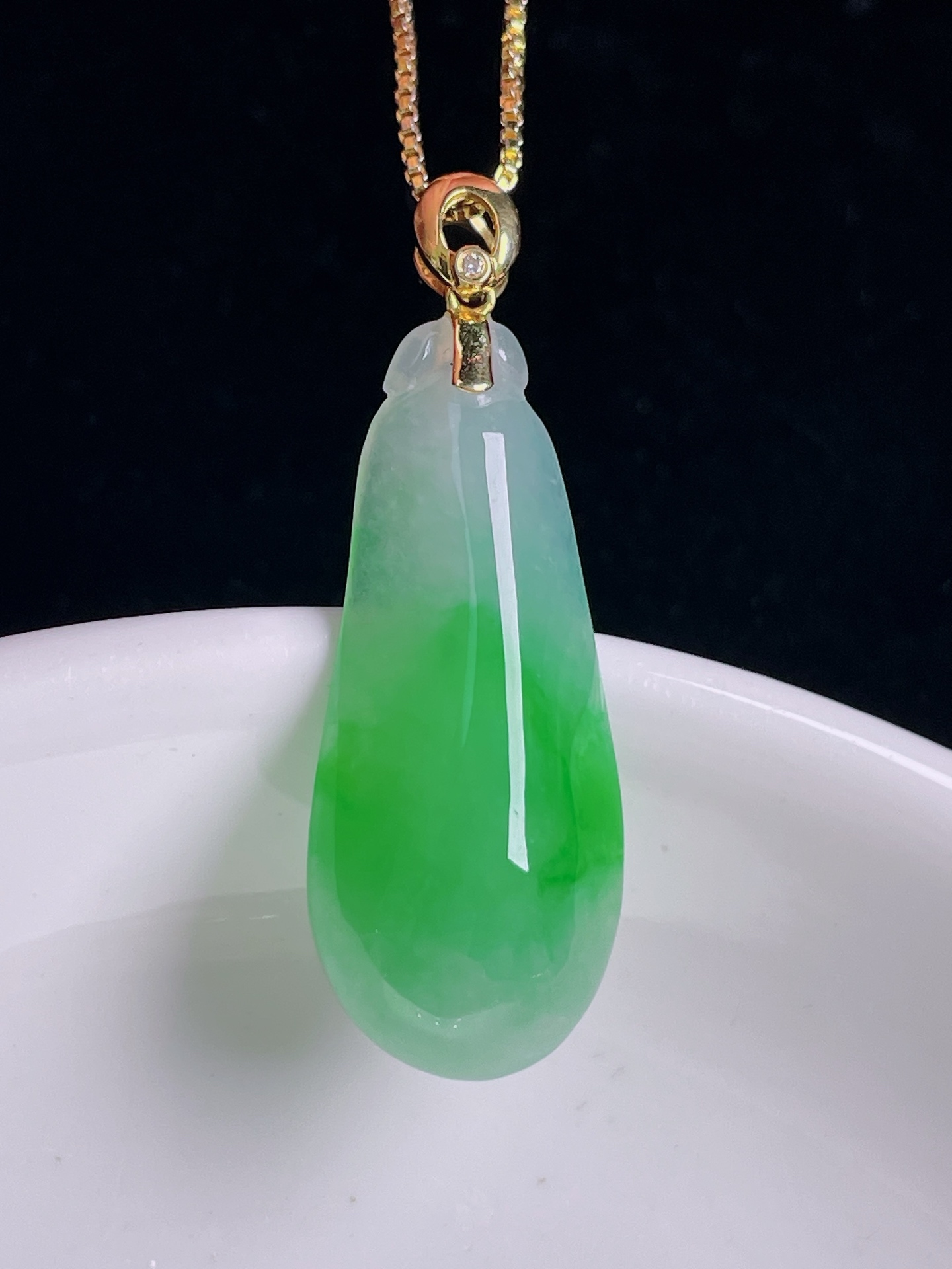 阳绿福瓜，18k镶嵌，老种起光，细底通透，尺寸：35.3裸石29.8/13/6.3mm0926