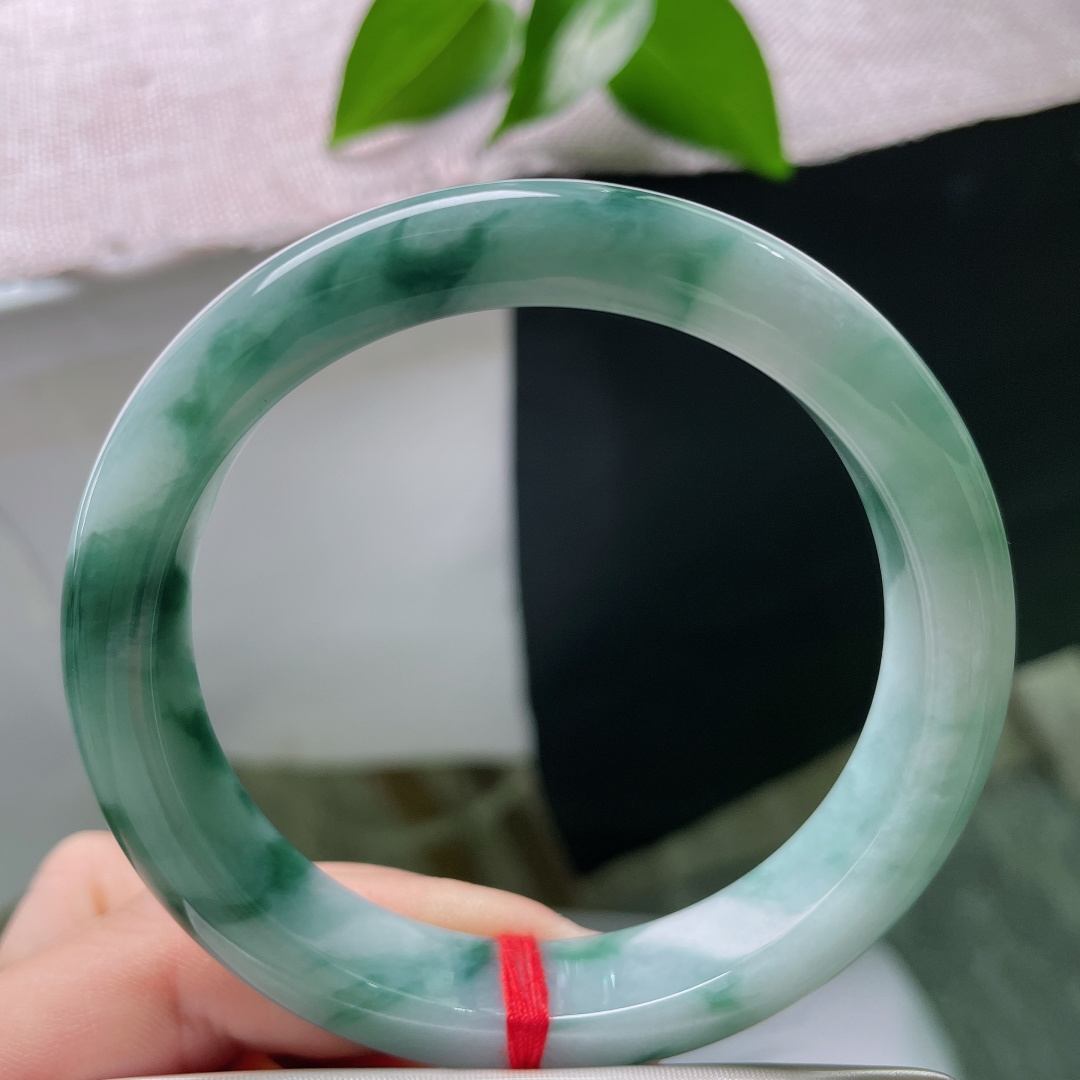 59.8/12/8.8，飘花正圈，无裂，云山烟雨凝于玉镯，飘花层次缥缈悠远，冰蓝玉质灵气荡漾，复刻静谧复古国风风情。ss59355a