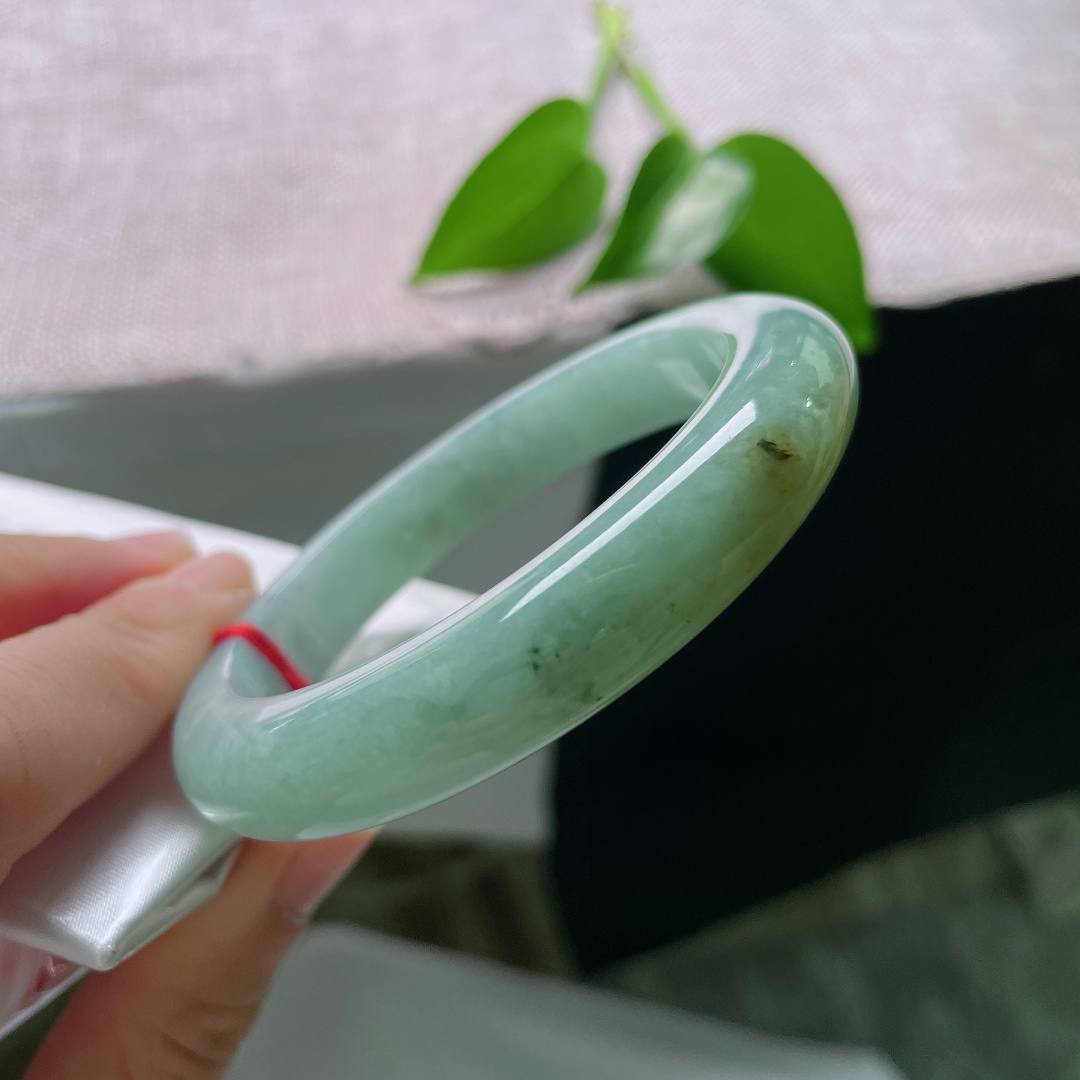 56.7/11.8/9.0，绿底正圈，一点皮纹，冰润油青底色沉静柔和，一抹黄翡温婉晕染，平安镯古韵悠然，腕间藏尽山河诗意。ss59676a