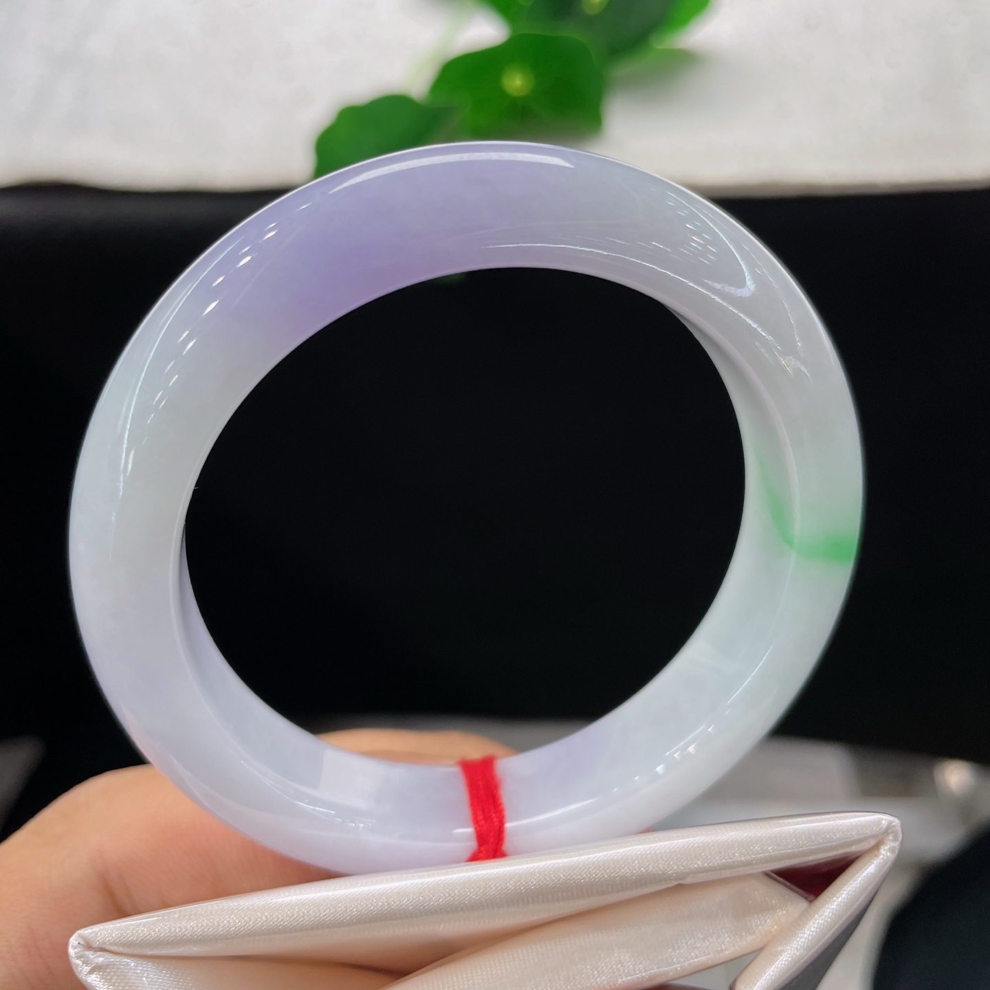 天然翡翠手镯 圈口55.3/12.7/8.8，春彩正圈，55/56可戴，紫韵含春，一抹俏绿落腕间，微