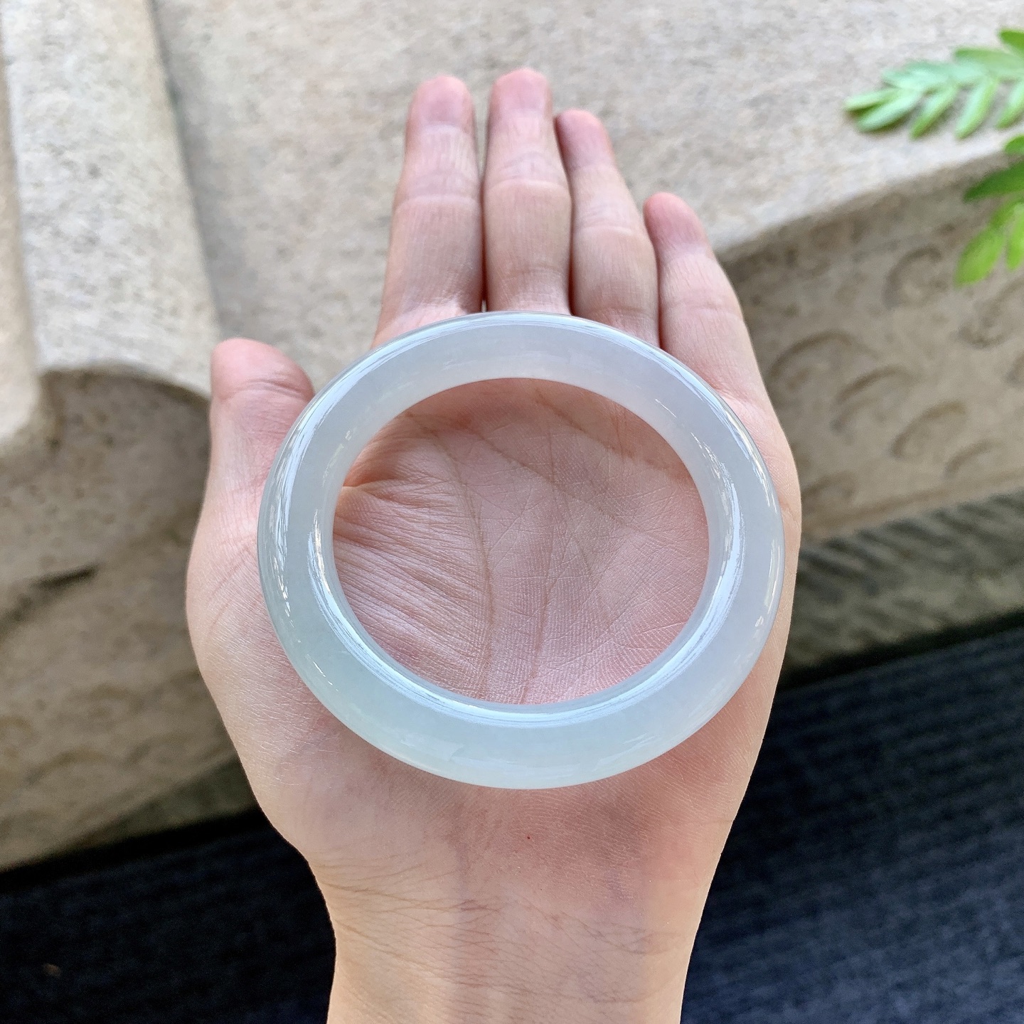 圆条50 51 圈口51.1/9.5/9.5 编码C5092624 细糯底色，水润，种老，细腻，打灯