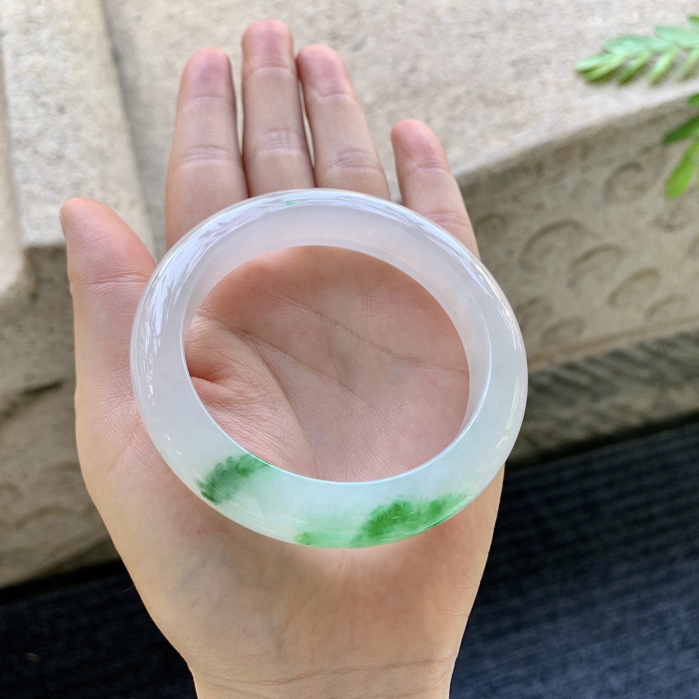 正圈55 56 圈口56/12/9.3 编码Q5092601 冰糯飘绿，水润，种老，细腻，无裂