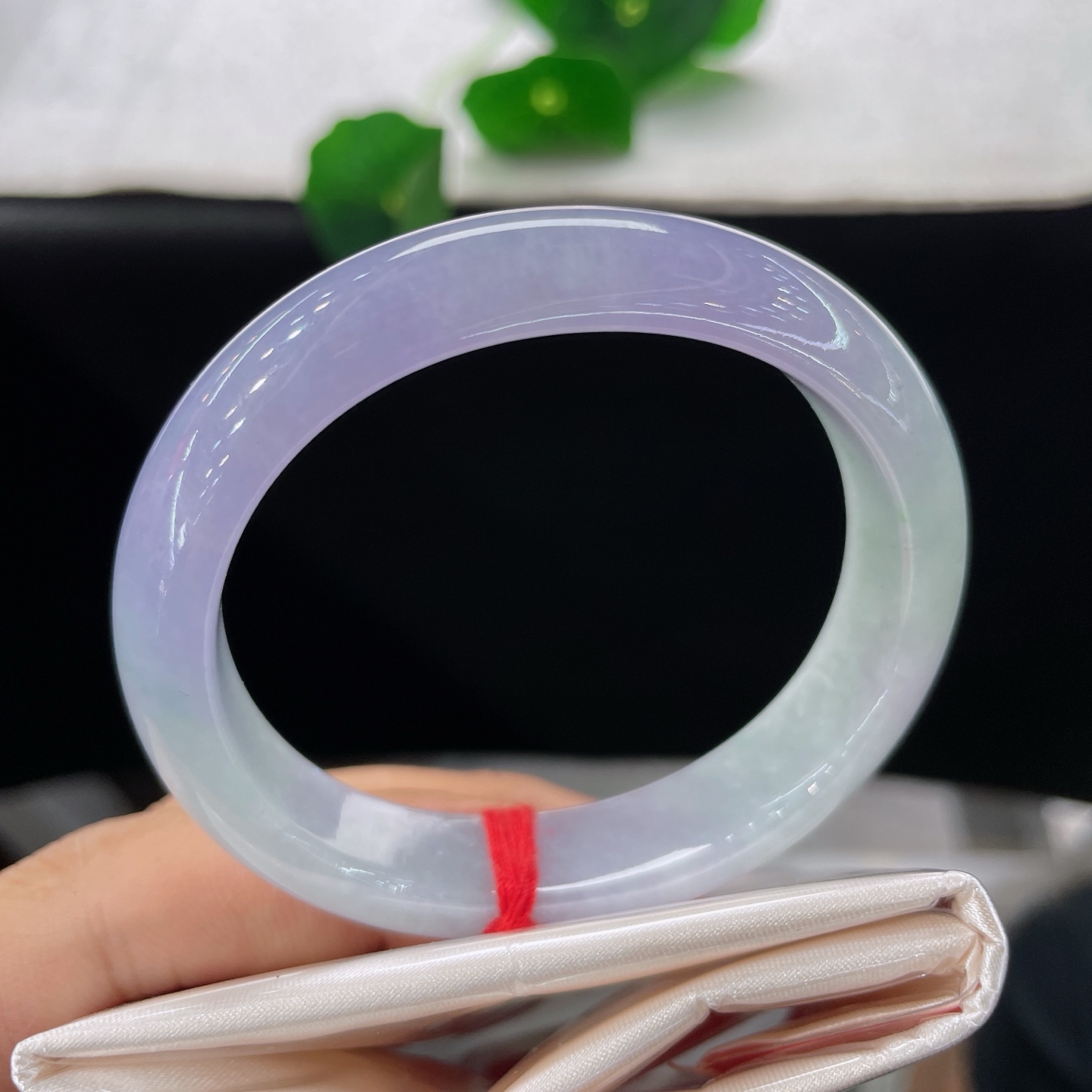 天然翡翠手镯 圈口53.5/12.3/7.3，贵妃，52/53正圈可戴，玉蕴春辉，紫雾轻笼，无裂。