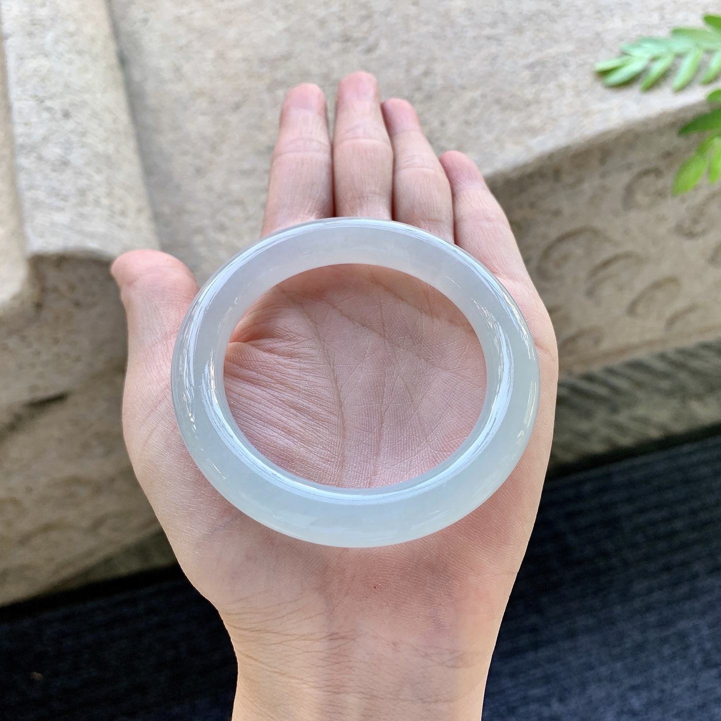 圆条50 51 圈口51.1/9.5/9.5 编码C5092624 细糯底色，水润，种老，细腻，打灯有棉线