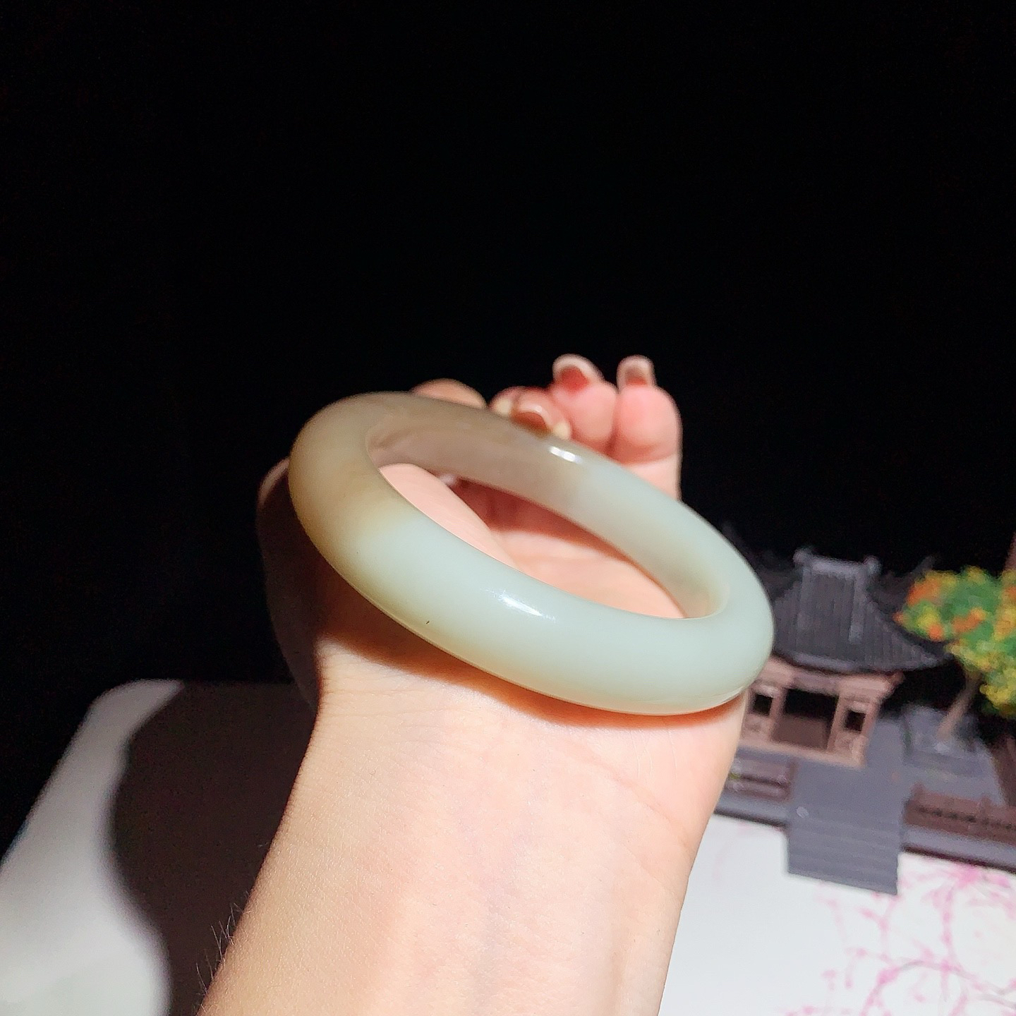 和田玉56圈口且末糖手镯！玉质细腻油润 底色纯净 无裂无棉 脂粉好，品质高