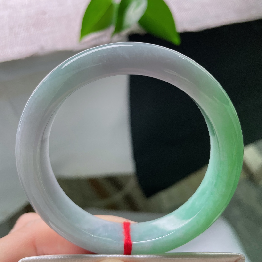 56.6/13/8.9，飘绿正圈，棉线，玉底冰润干净柔和，单点翠色鲜明不张扬，素镯无繁复纹饰，低调却极具记忆点。ss58663a