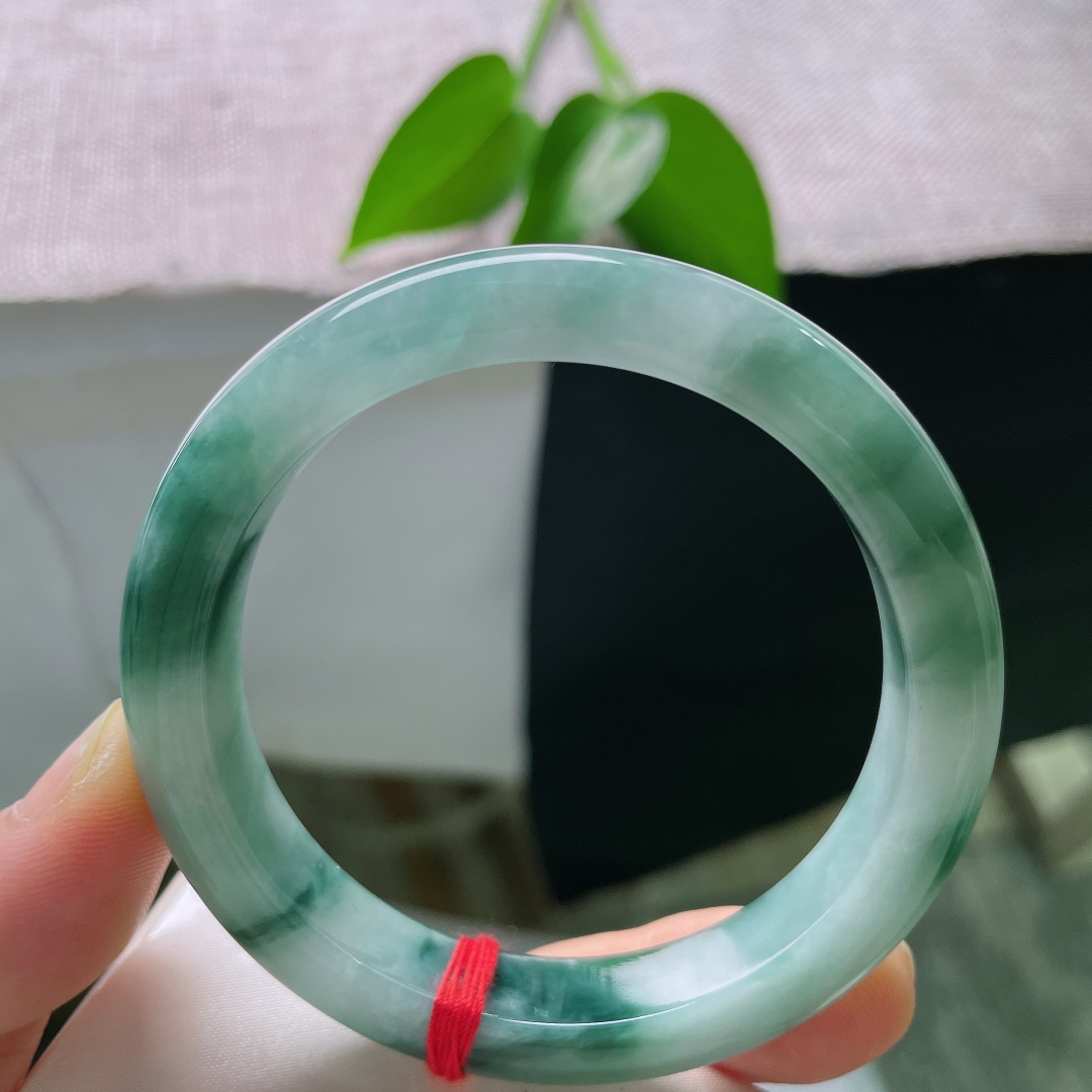 55.8/10.6/8.5，飘花正圈，棉线，幽蓝飘花肆意晕染玉环，冰种水头充盈饱满，素镯简约，衬人沉静从容温婉大方。ss59341a