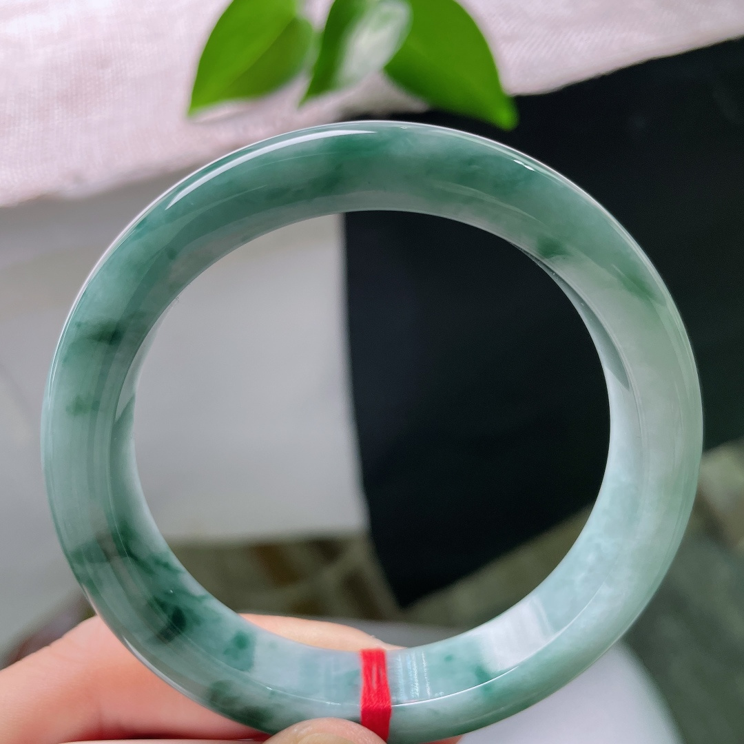 58/12/9.0，飘花正圈，无裂，底色清柔，飘花水墨写意弥散，玉质莹润，自带低调疏离质感。ss59