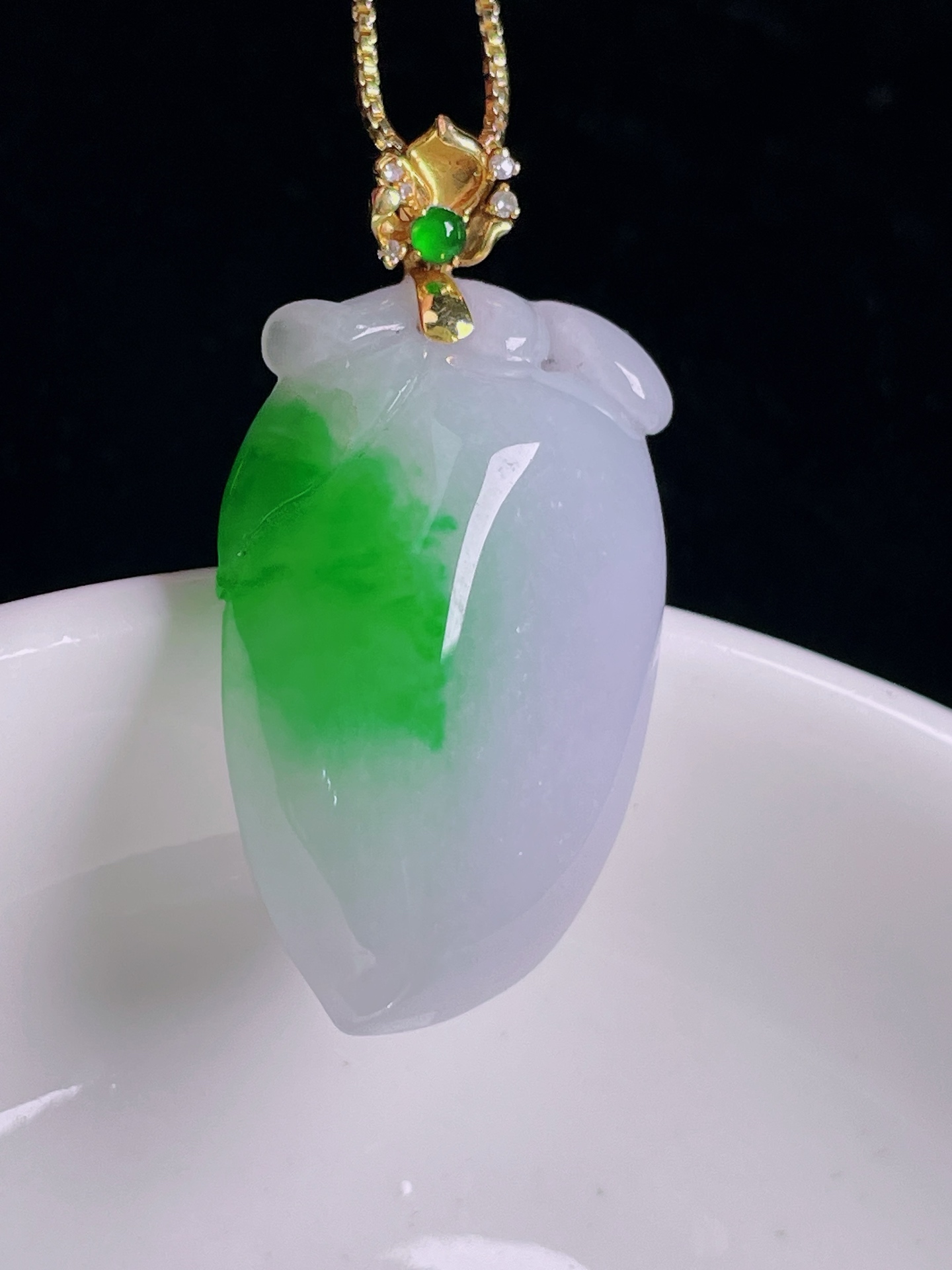 ️辣绿福瓜，18k镶嵌，老种起光，细底通透，尺寸：36裸石29.8/18.4/11mm0926