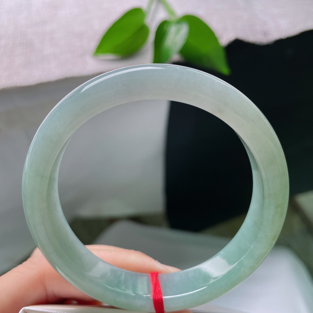 56/12.4/8.0，蓝底正圈，无裂，冰种质地水光温润，整圈油青色调柔和内敛，端庄镯型，清冷雅致尽显玉的沉静之美。ss59619a