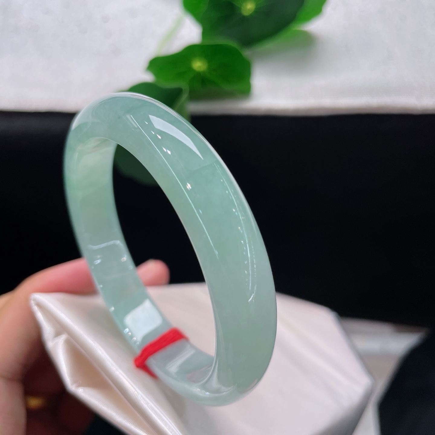 天然翡翠手镯 圈口56.9/11.8/9.2，冰晴底正圈，56/57/可戴，一汪晴水，腕间揽住山间清涧。微纹不扣
