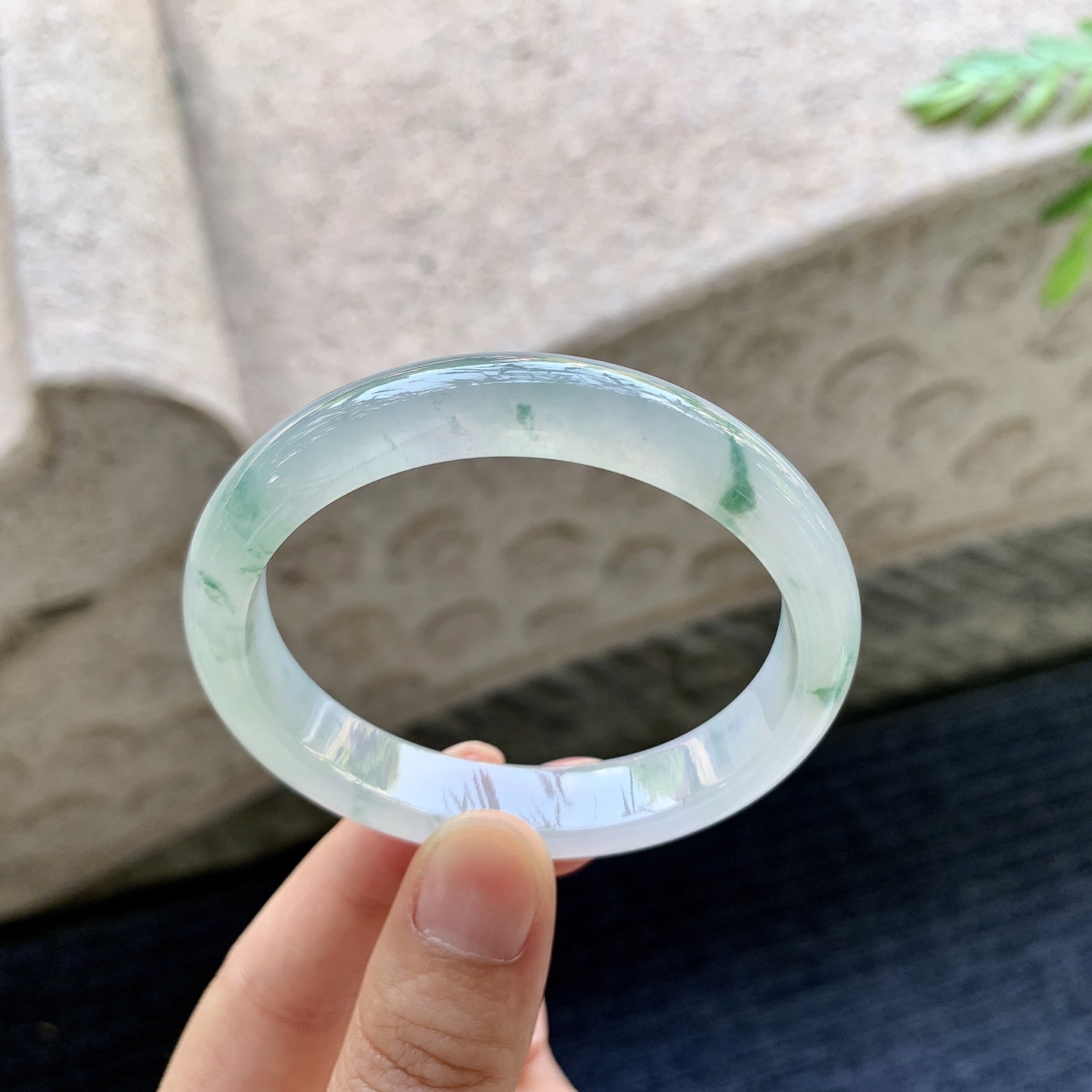 贵妃52 53 圈口53.4/46.6/11/7 编码C5092625 冰糯飘花，水润，种老，细腻，打灯有絮线