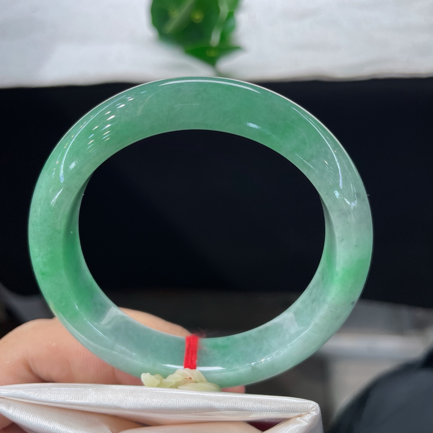 天然翡翠手镯 圈口57.7/13/8.9，满色豆绿正圈，57/58正圈可戴，一镯浸翠，满目清绿，无裂