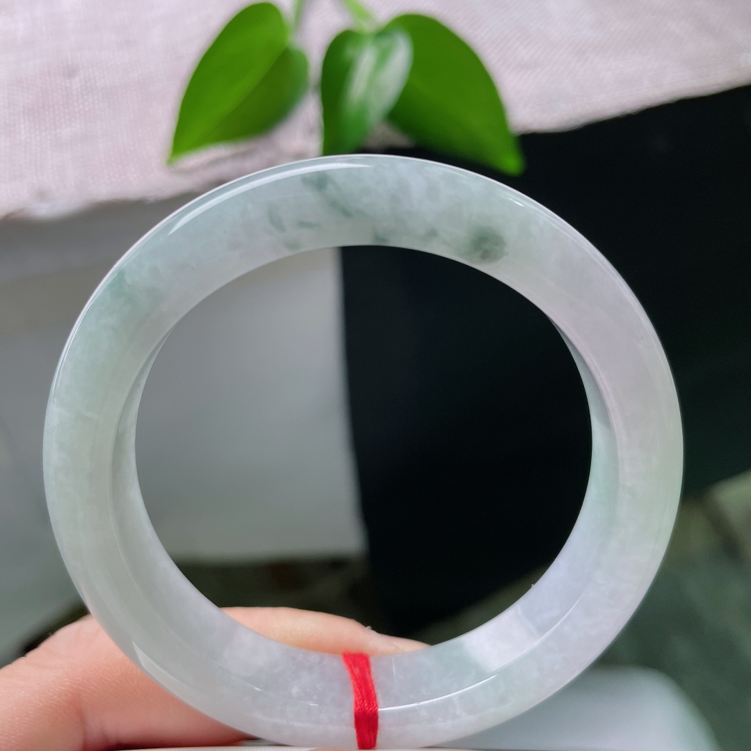 52.9/11.8/8.0，春彩正圈，晶体，浅冰底色温润干净，墨黑飘花如墨落宣纸，经典平安镯，腕间藏
