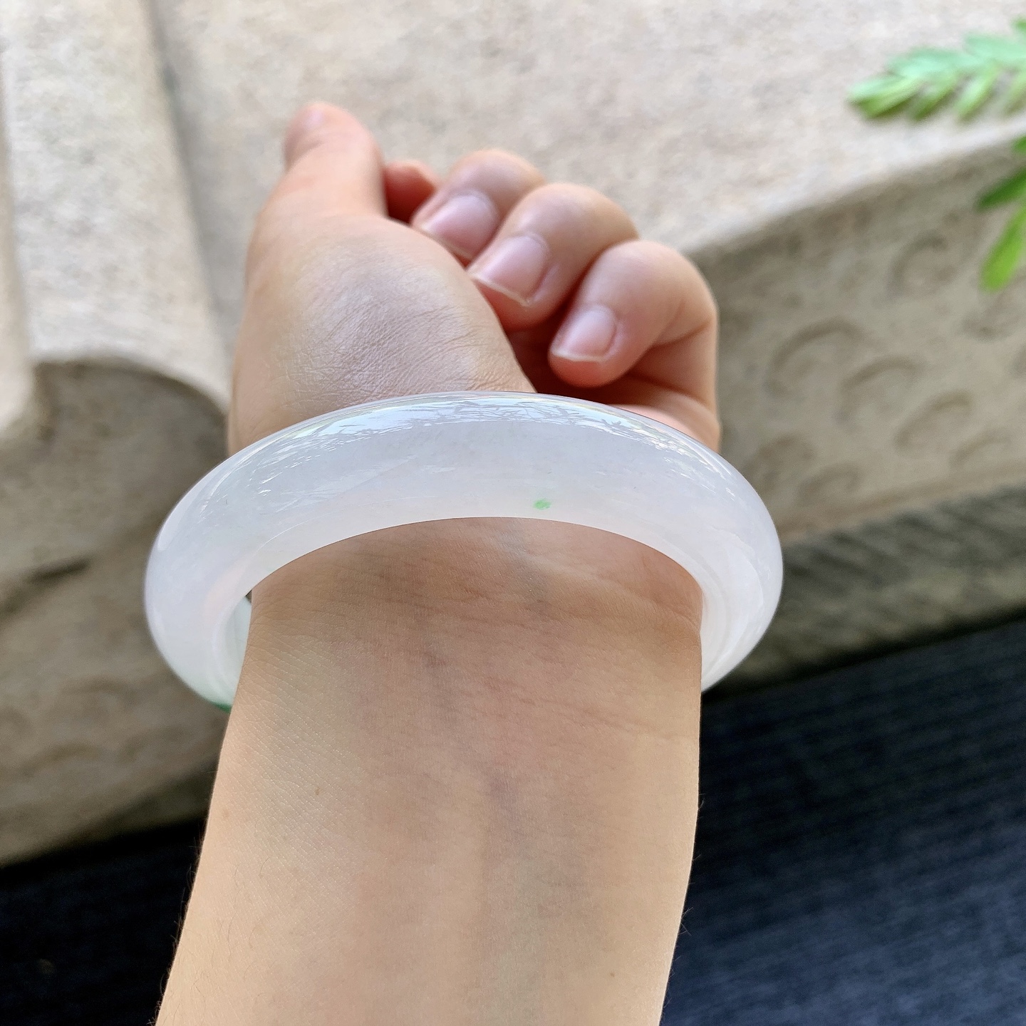 正圈55 56 圈口56/12/9.3 编码Q5092601 冰糯飘绿，水润，种老，细腻，无裂