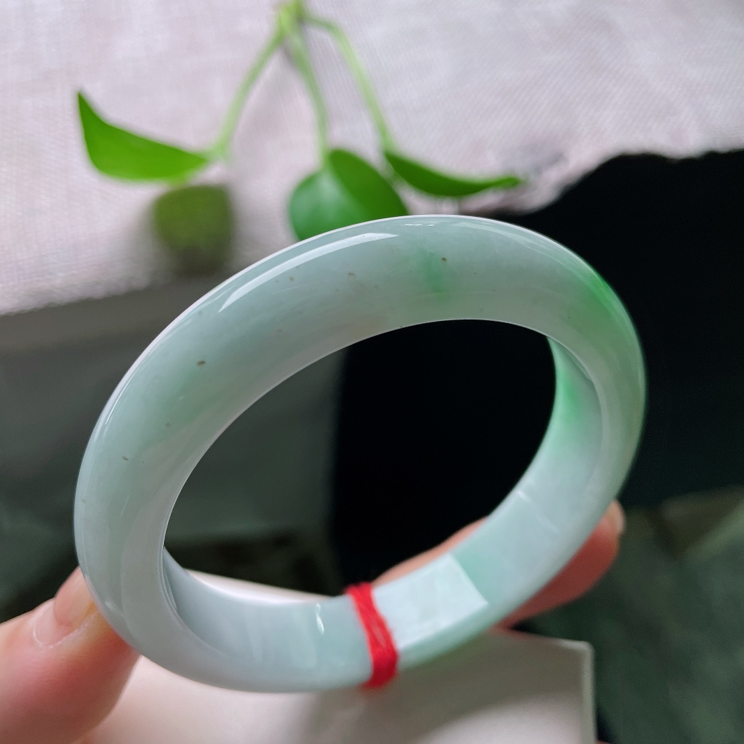 54.8/12.2/8.2，飘绿正圈，无裂，洒金，白底飘辣绿翡翠镯，玉质细腻温润，翠色聚艳，上手清新自带灵气。ss59319a