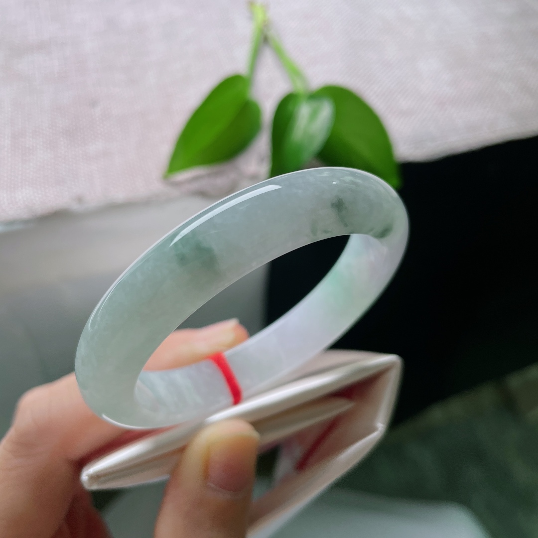 52.9/11.8/8.0，春彩正圈，晶体，浅冰底色温润干净，墨黑飘花如墨落宣纸，经典平安镯，腕间藏一席山水意境。ss59537a