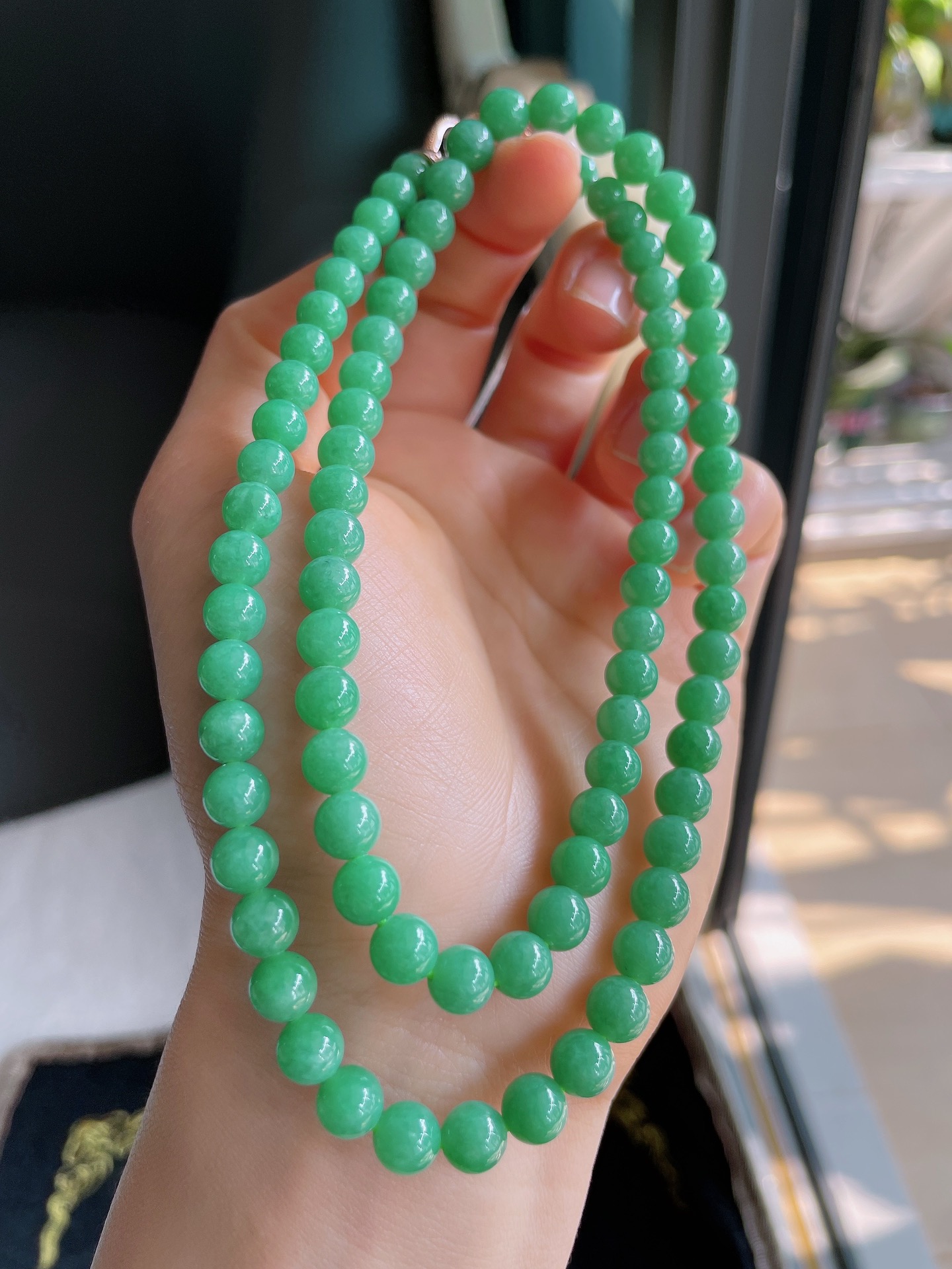 缅甸天然翡翠A货，冰满绿项链，尺寸：6.4-6.8mm86颗。【编1626】