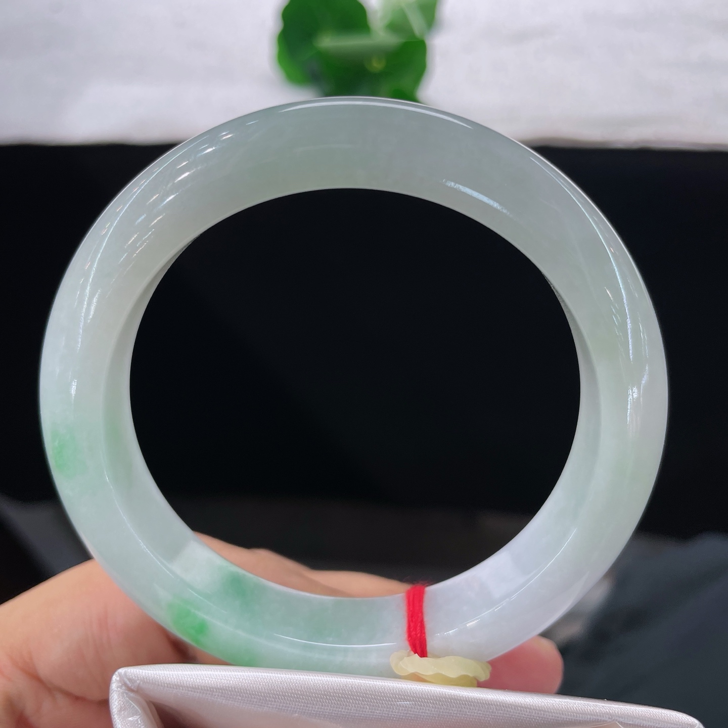 天然翡翠手镯 圈口62/12.5/9.6，白底青正圈大圈，61/62可戴，底润色灵，独一份的翠意，无裂