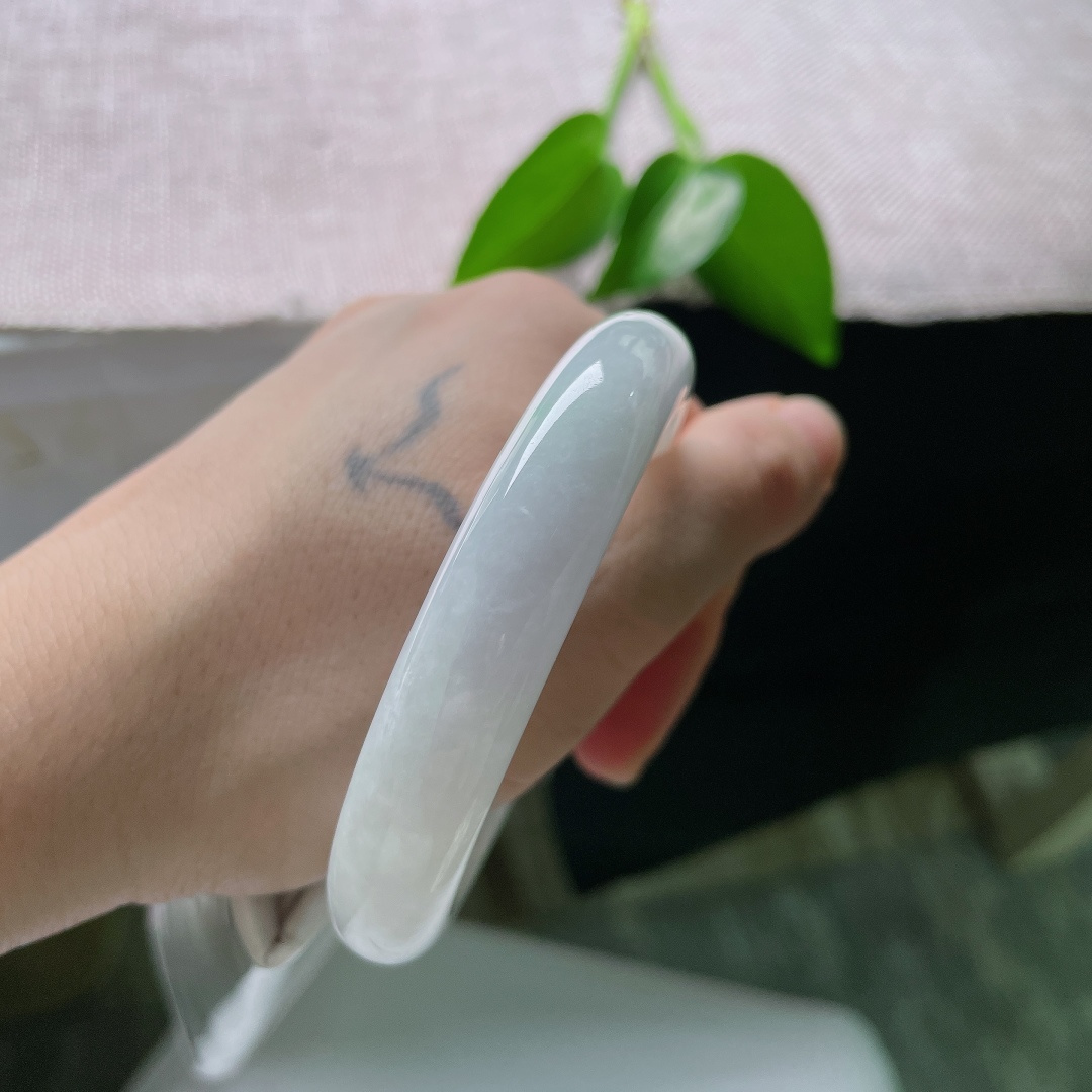 57/12/8.3，白底正圈，棉线，玉质冰润通透匀净，若有若无的浅绿萦绕镯间，素镯无华，衬出女子温润风骨。ss59595a