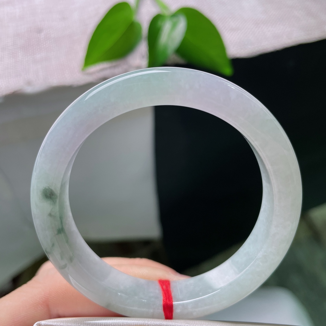 52.9/11.8/8.0，春彩正圈，晶体，浅冰底色温润干净，墨黑飘花如墨落宣纸，经典平安镯，腕间藏一席山水意境。ss59537a