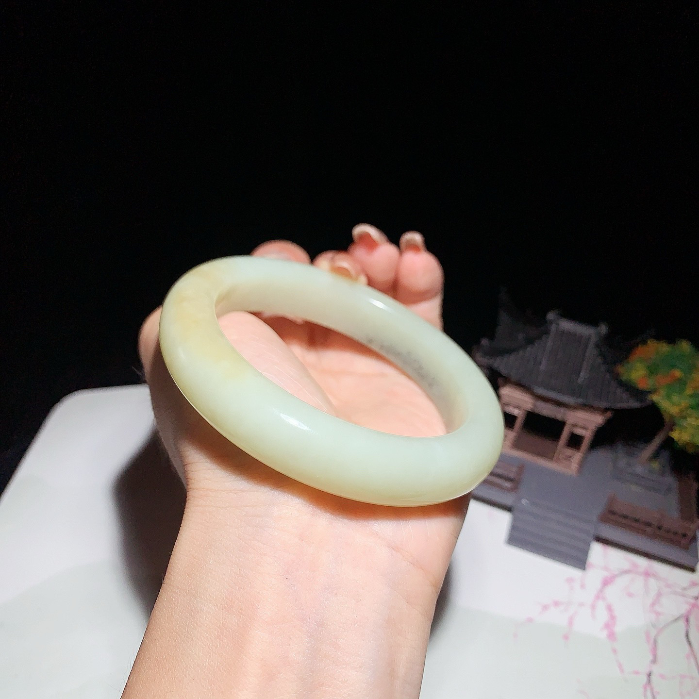 和田玉60圈口且末糖手镯！圈口60玉质细腻油润 底色纯净 无纹裂 脂粉好，品质高