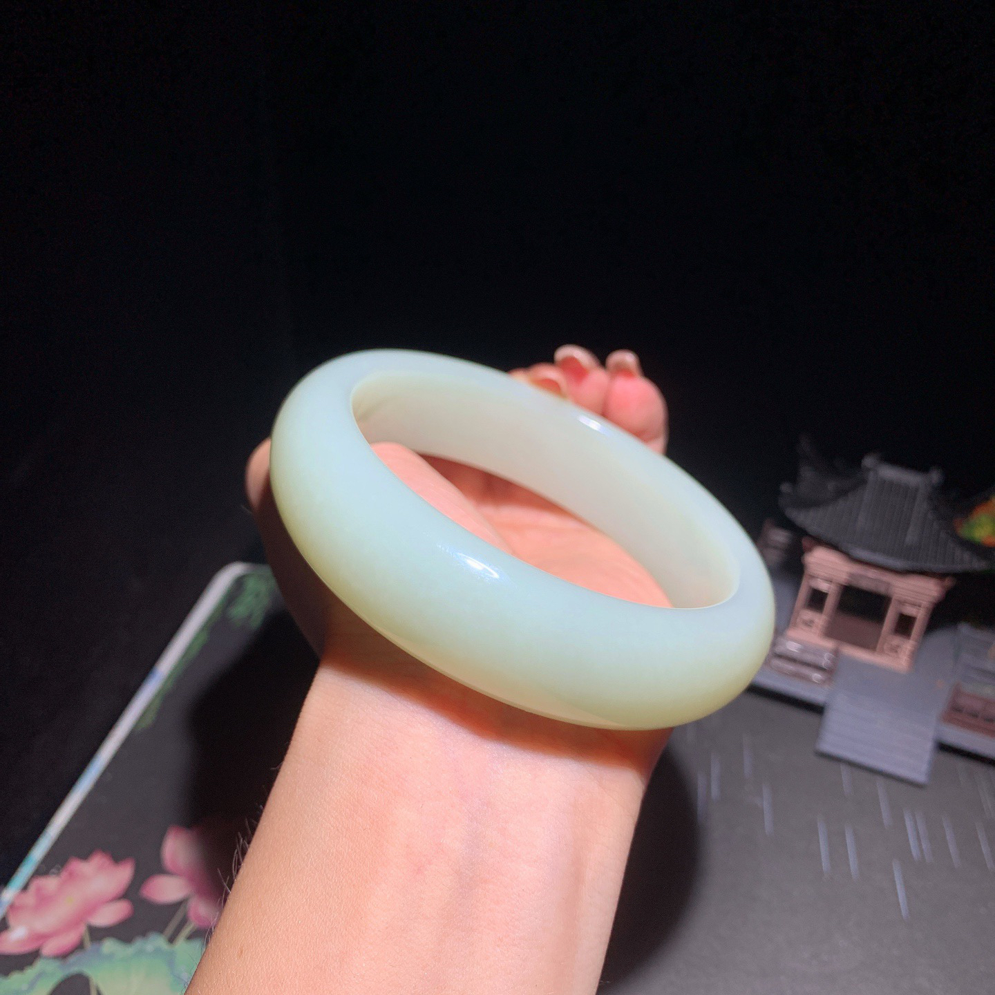 和田玉67.5圈且末蓝宽版手镯！玉质细腻油润 底色纯净 无裂无杂 脂粉好，品质好！