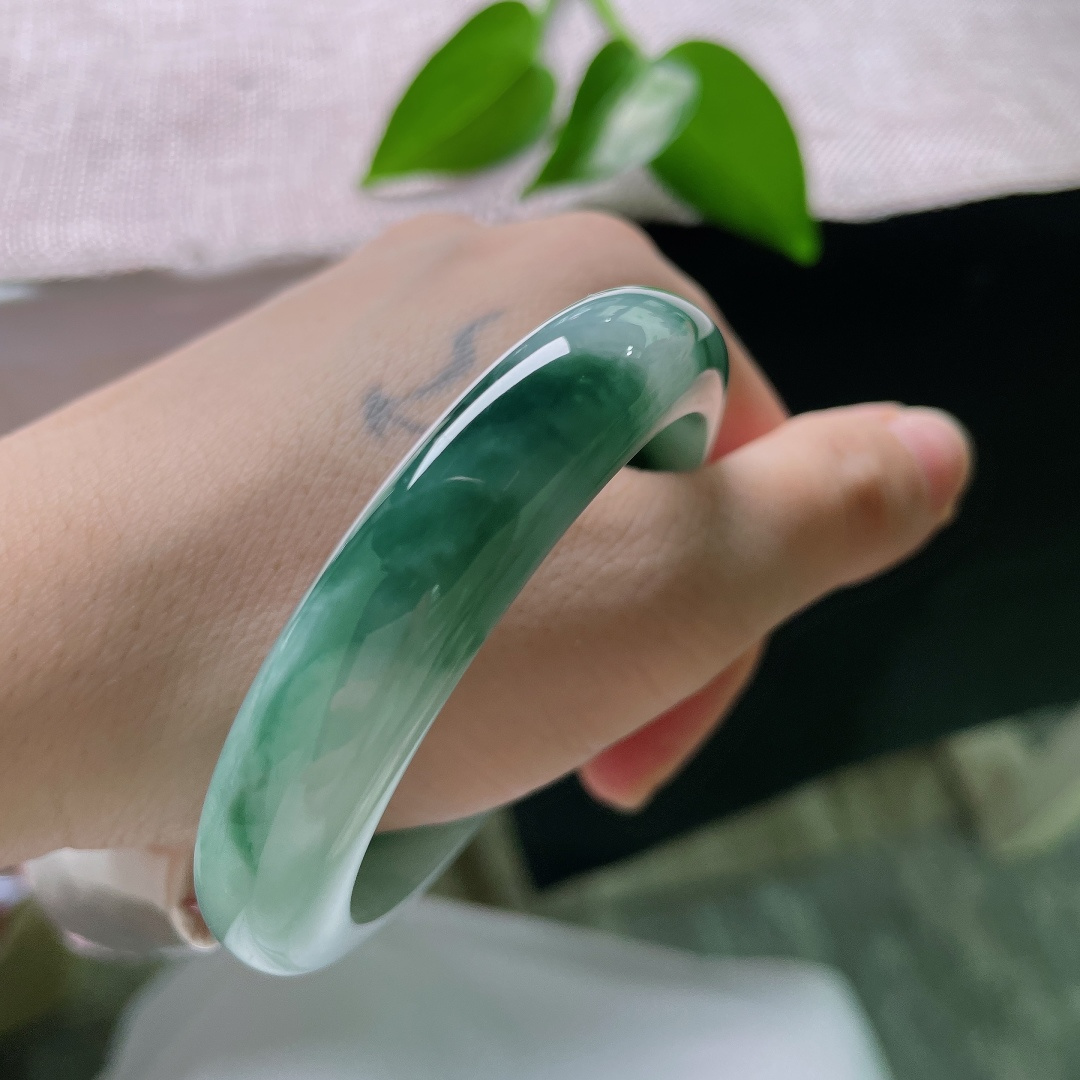 53.8/11.8/8.2，飘花正圈，棉线，墨蓝飘花如山水泼墨，冰底清透柔光脉脉，平安镯线条利落，耐看日常百搭。ss59353a