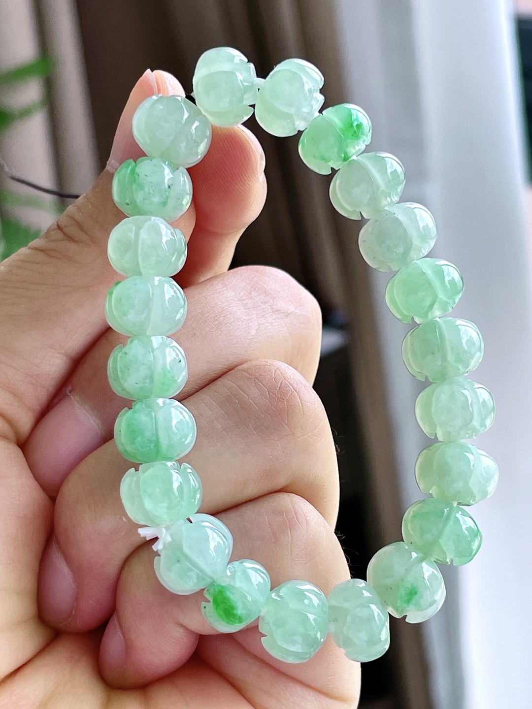 【珠子】冰晴绿花苞手链 【说明】缅甸 性比高 【尺寸】10.4-7.5mm 【重量】30.2克