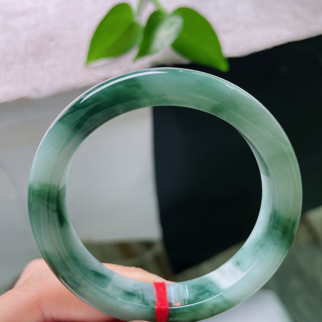 53.8/11.8/8.2，飘花正圈，棉线，墨蓝飘花如山水泼墨，冰底清透柔光脉脉，平安镯线条利落，耐看日常百搭。ss59353a