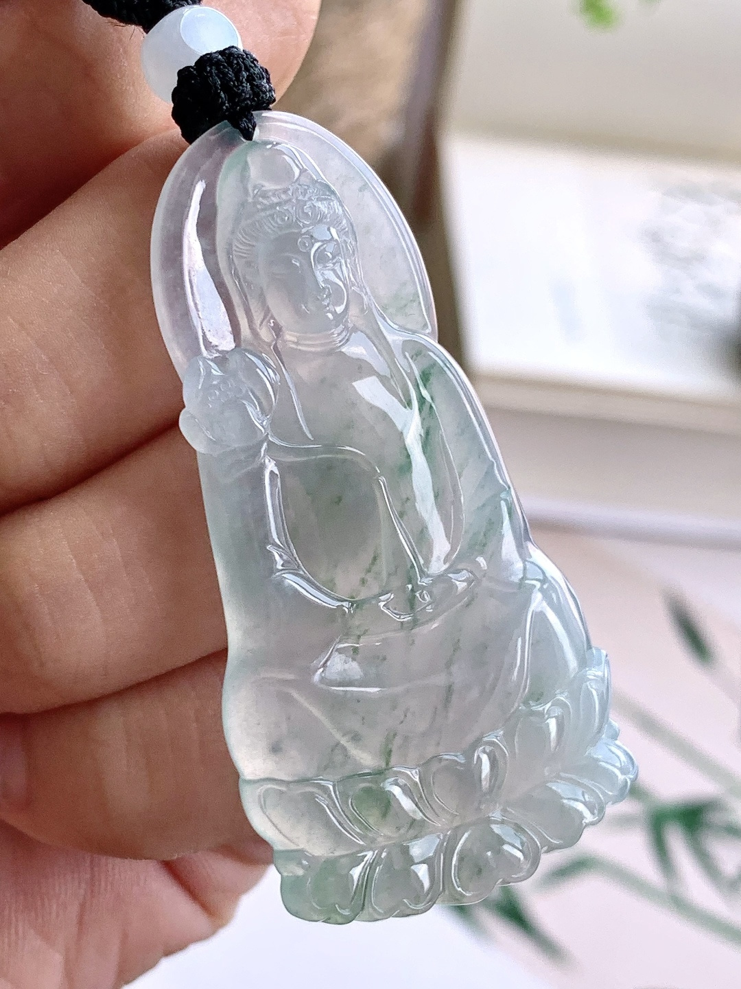 【裸石】️冰种飘花大势至观音持莲观音吊坠 【说明】缅甸 性比高 【尺寸】57.4-30-5.5 【重量】22.3克
