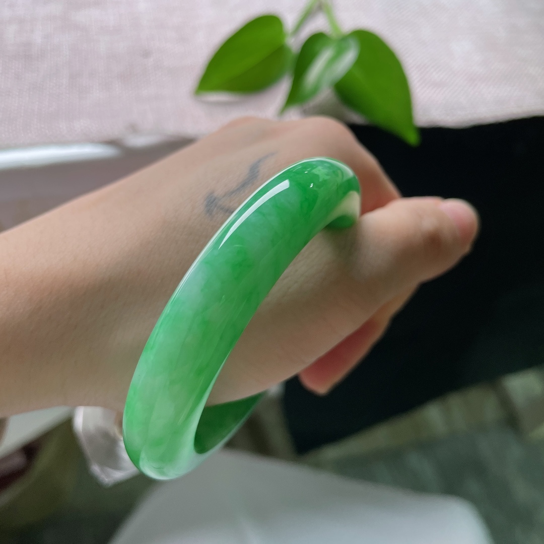 52.9/12.4/9.3，满绿正圈，翠色欲滴，艳丽贵气，种老，细润，极具东方美学的气质，无裂，ss59359a