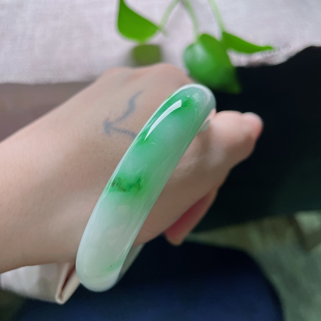 54.8/12.2/8.2，飘绿正圈，无裂，洒金，白底飘辣绿翡翠镯，玉质细腻温润，翠色聚艳，上手清新自带灵气。ss59319a