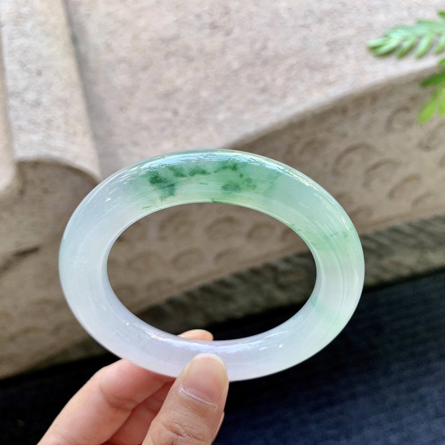 圆条54 55 圈口55.7/11.7/11.7 编码DJ092604 冰糯飘绿花，水润，种老，细腻，打灯有絮线