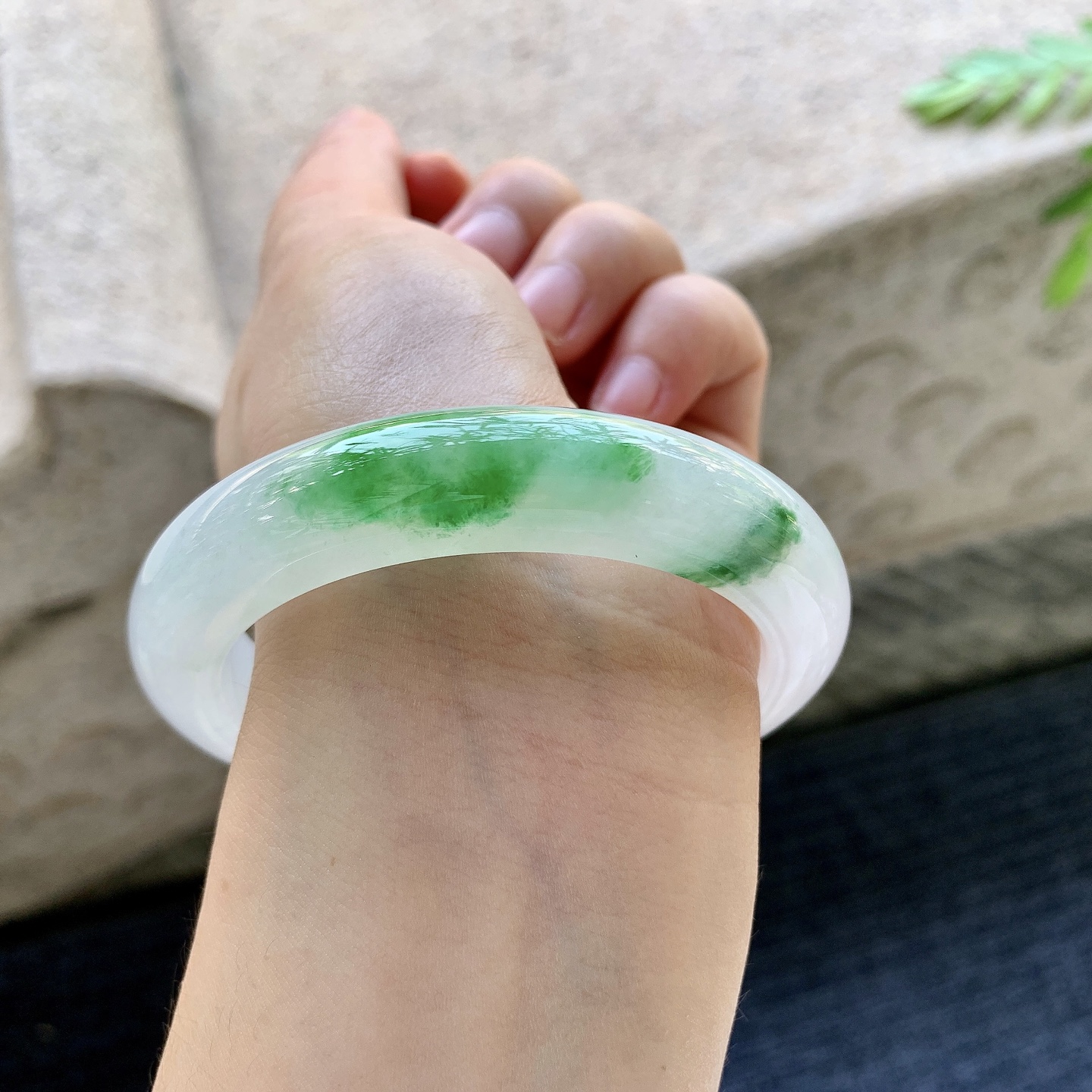 正圈55 56 圈口56/12/9.3 编码Q5092601 冰糯飘绿，水润，种老，细腻，无裂