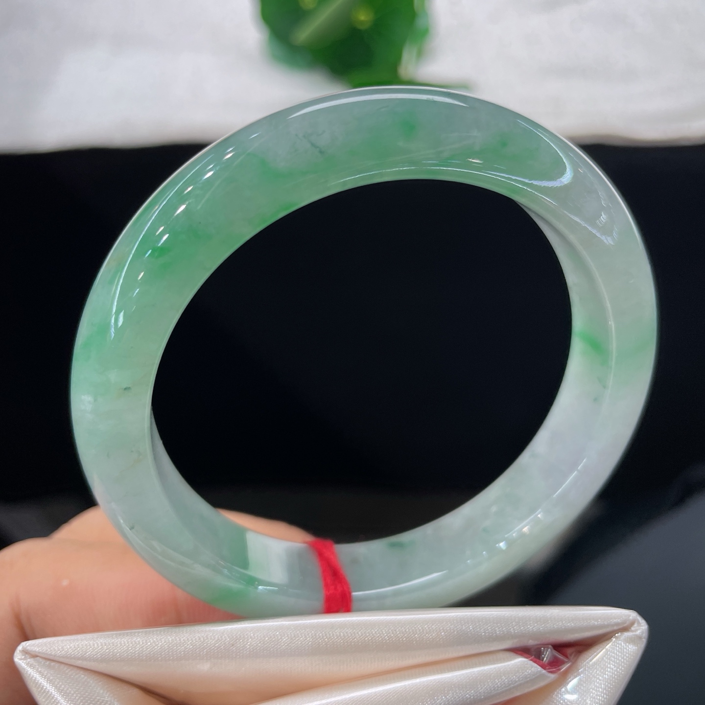 天然翡翠手镯 圈口58/12/9.0，晴底飘绿花正圈，57/58可戴，翠色盈环，温润自成风景，无裂