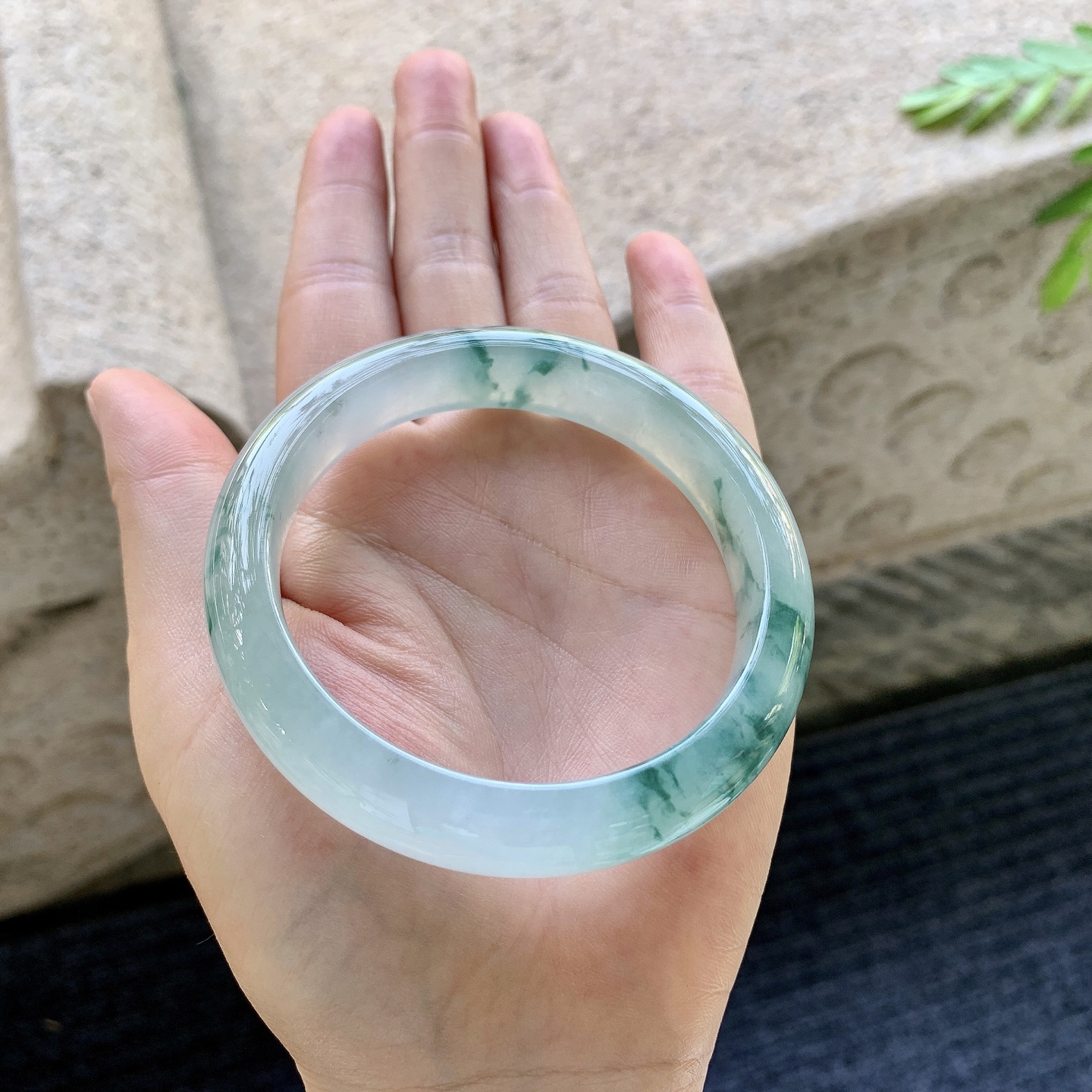 正圈56 57 圈口57.5/12.4/8.6 编码DJ092608 冰糯飘花，水润，种老，细腻，打灯有棉线