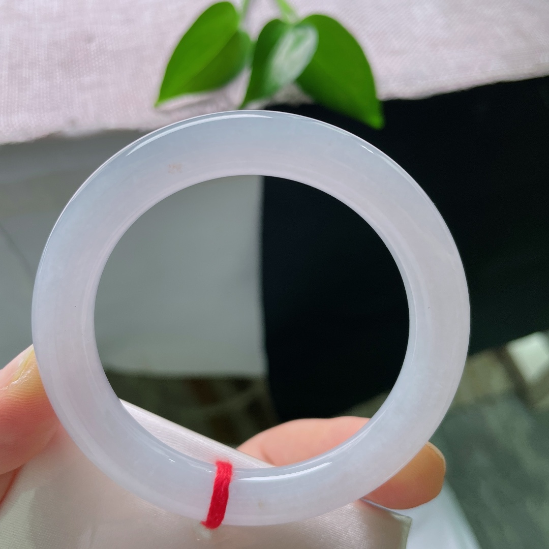 53/9.7，圆条，无裂，冰种玉料温润纯净，无飘花无杂色，素镯简约大方，清冷干净，适配多种穿搭风格。ss59623a