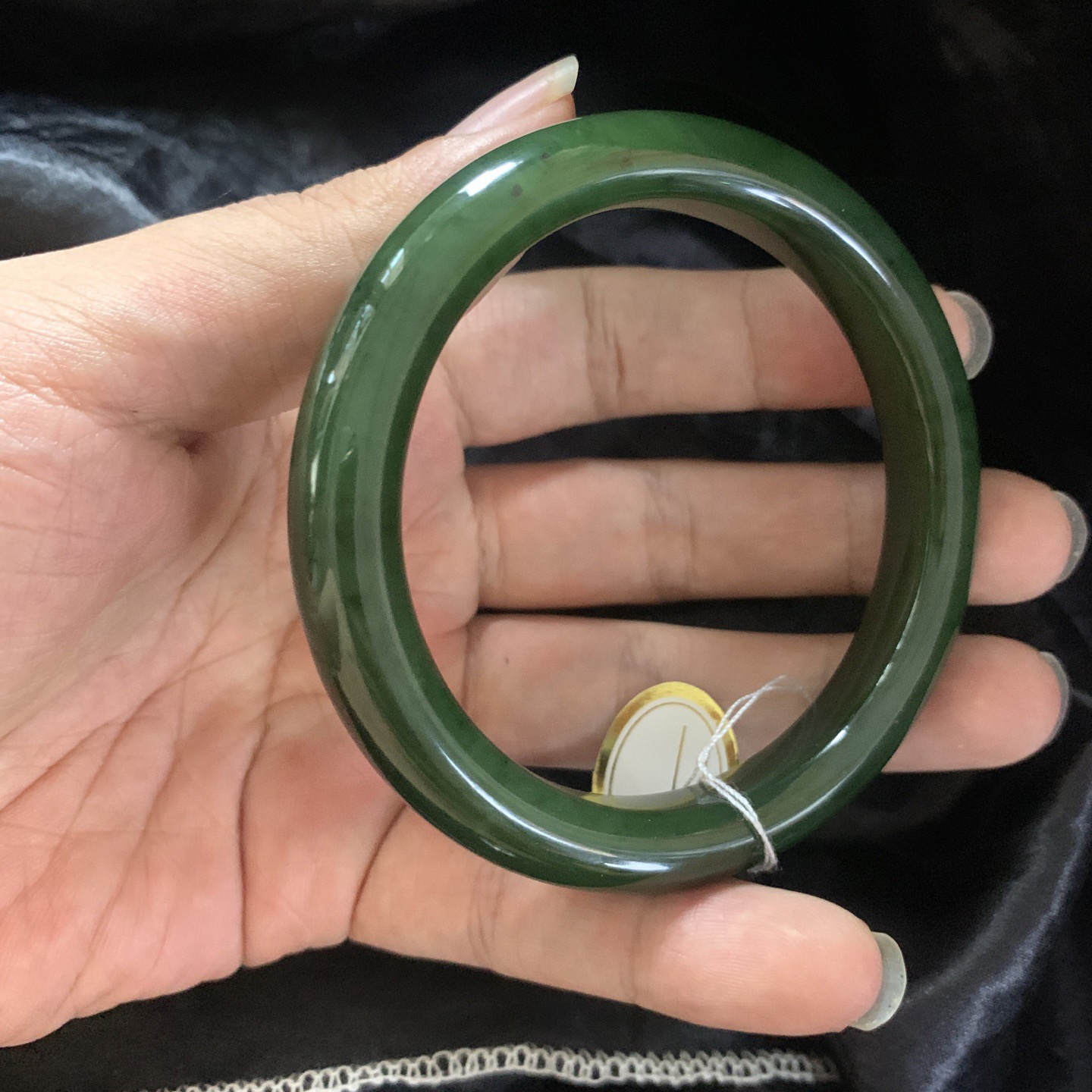63圈口和田玉碧玉菠菜绿手镯，镯型古朴典雅。在诗情画意的雨巷相遇，你是我腕间的一抹风情，有你眸有深情.清风荡漾湖间静水，我愿俯身低眉，在烟波涟漪处寻你