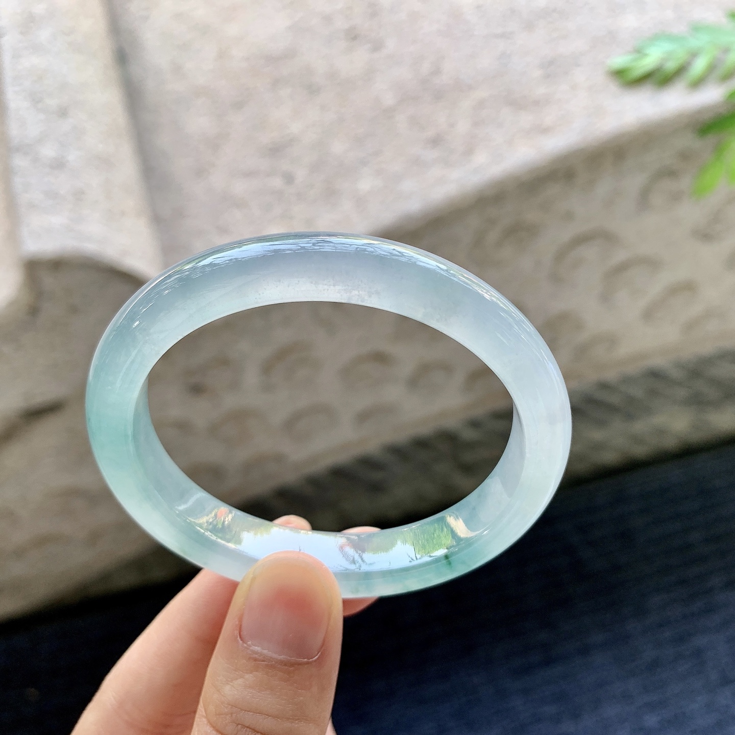 贵妃52 53 圈口53.2/45.2/10.2/7.2 编码C5092619 冰糯飘蓝花，水润，种老，细腻，打灯有絮线