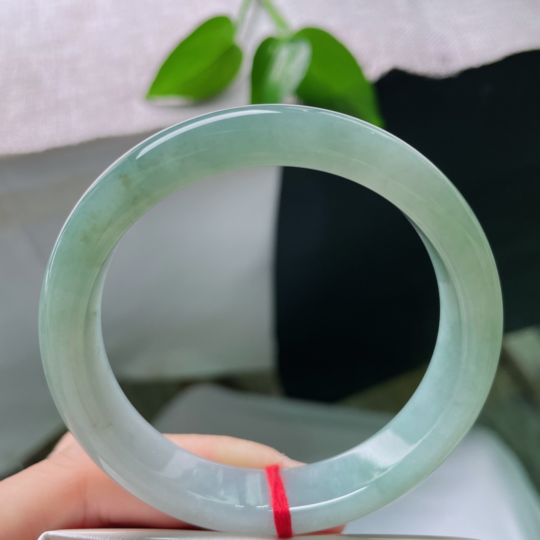 56/12.4/8.0，蓝底正圈，无裂，冰种质地水光温润，整圈油青色调柔和内敛，端庄镯型，清冷雅致尽