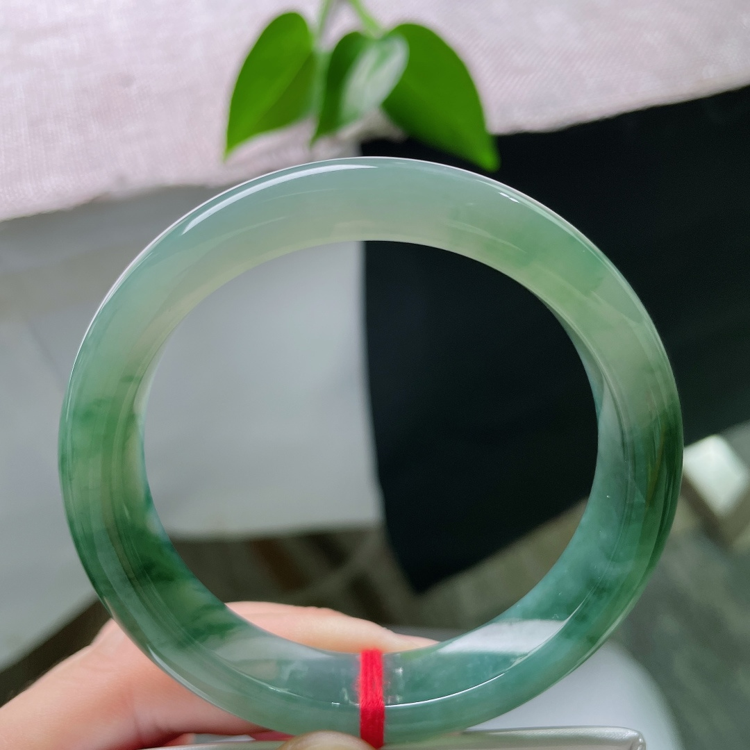 58.8/12.3/8.6，飘花正圈，无裂，冰底清润通透莹亮，墨绿飘花如水墨晕染镯身，山水意境悠悠，