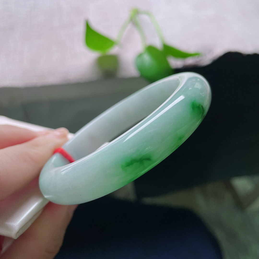54.8/12.2/8.2，飘绿正圈，无裂，洒金，白底飘辣绿翡翠镯，玉质细腻温润，翠色聚艳，上手清新自带灵气。ss59319a