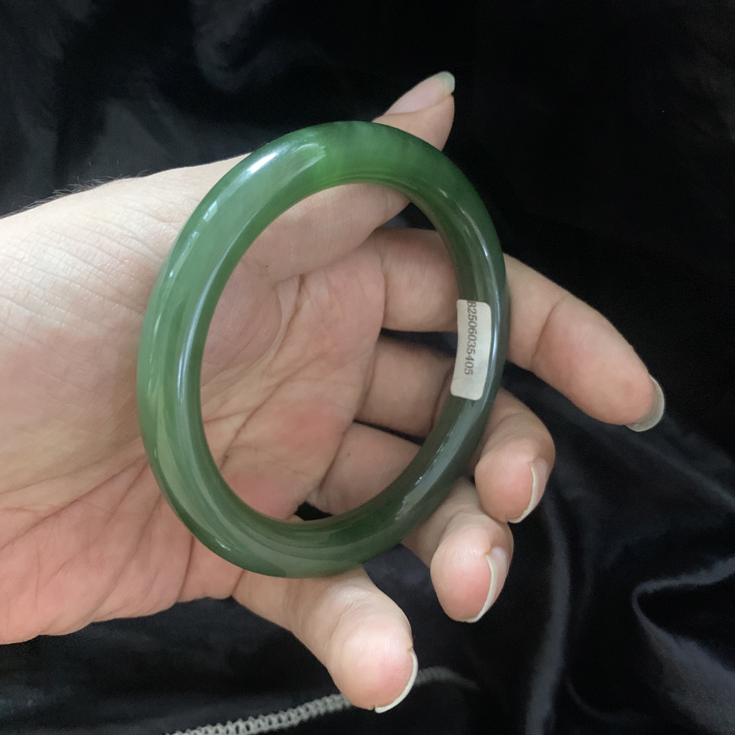 收藏款，60圈口和田碧玉冰底菠菜绿手镯，镯型古朴典雅。在诗情画意的雨巷相遇，你是我腕间的一抹风情，有你眸有深情.清风荡漾湖间静水，我愿俯身低眉，在烟波涟漪处寻你